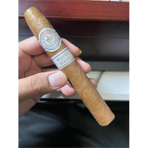 Montecristo and Yeti Cigar Gift Set - Cuban Lou's Cigar Company